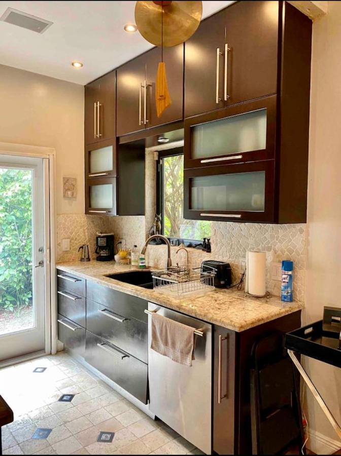 Seaside Haven: Gated 2-Bedroom with Den and Parking Miami Exterior photo