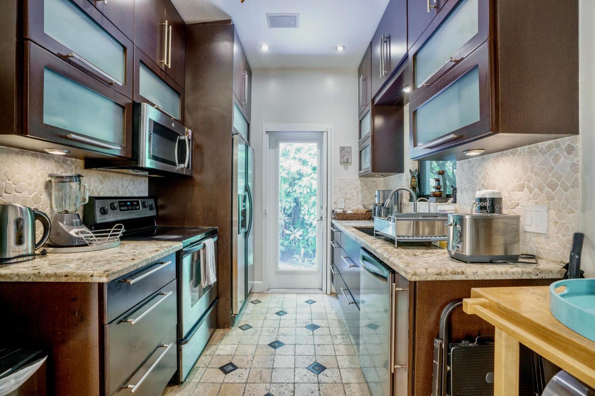 Seaside Haven: Gated 2-Bedroom with Den and Parking Miami Exterior photo