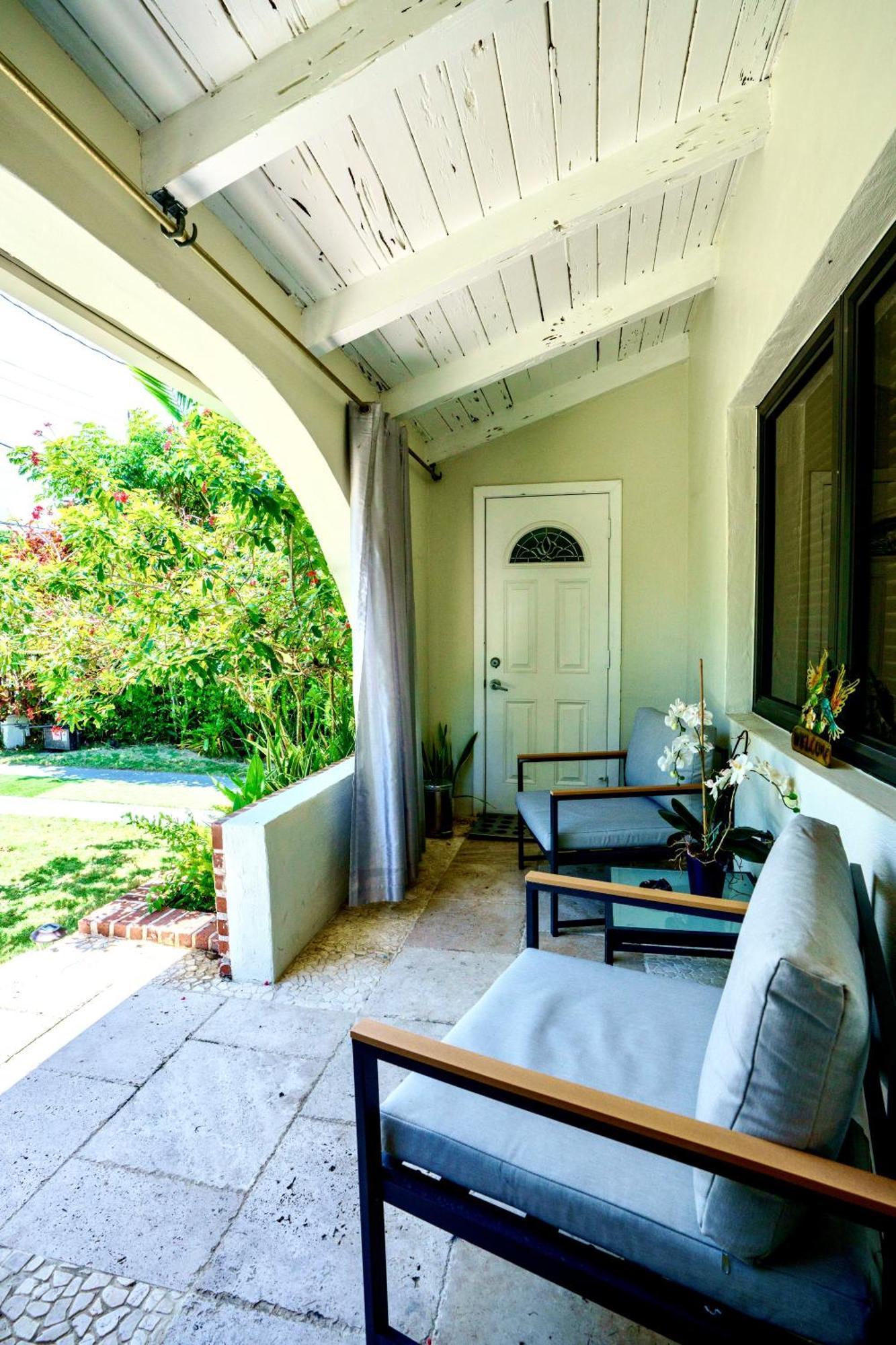 Seaside Haven: Gated 2-Bedroom with Den and Parking Miami Exterior photo